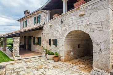 별장 Beautiful Stone Villa With Private Pool And Fenced Yard  Pets Are Welcome