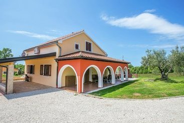 Сельский дом Villa For 8 Persons With Large Garden And Heated Pool In A Quiet Locality