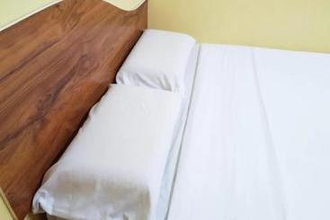 Aj Hotel By Oyo Rooms