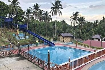 בית מלון כפרי Mt. Maculot View Resort