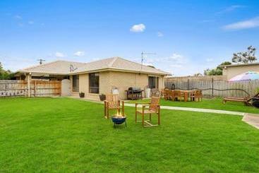 ベッドアンドブレックファースト Capel Family Home, Large Yard, Close To Beach