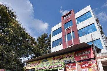 Spot On 66186 Hotel Basari