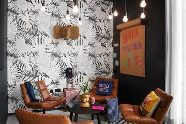 Отель Moxy Milton Keynes