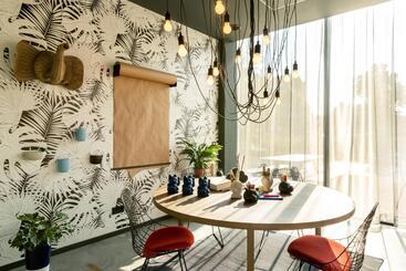 هتل Moxy Utrecht