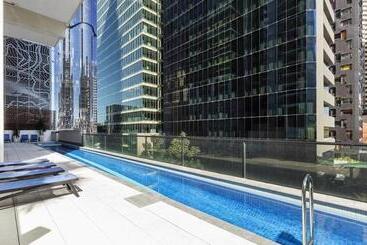 هتل Oaks Brisbane River City Suites