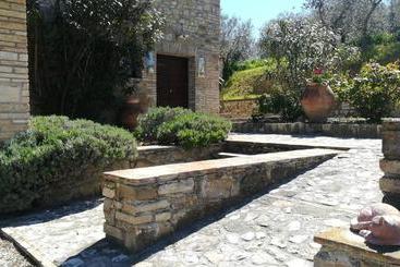 تختخواب و صبحانه Casale San Fortunato