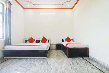 ホテル Oyo 72863 New Satkar