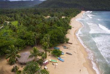 استراحتگاه Dominican Tree House Village