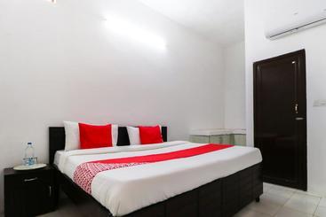 Hotel Oyo 60479 The Corner House 200ft Road