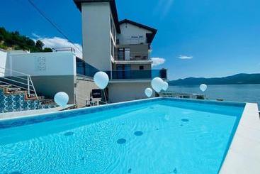 ペンション Riviera 990   Resort & Restaurant