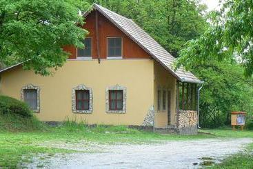 Пансион Vã¡rvã¶lgy Szã¡llã¡shely