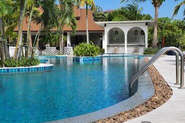 Hotel Blu Pine Villa & Pool Access