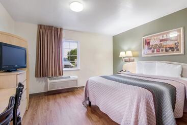 هتل Hometowne Studios & Suites By Red Roof Bentonville