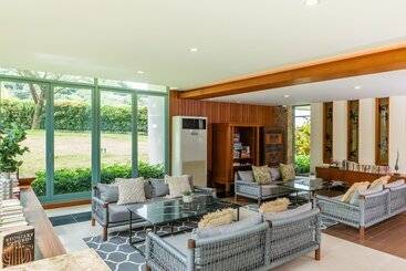 בית מלון כפרי Naithonburi Beach Resort