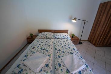 پانسیون Hullam Rooms Siofok