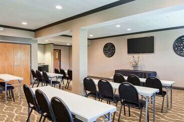 فندق Comfort Suites