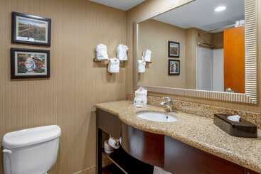 هتل Comfort Suites North