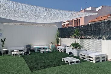 هتل Y Apartamentos Doña Lola