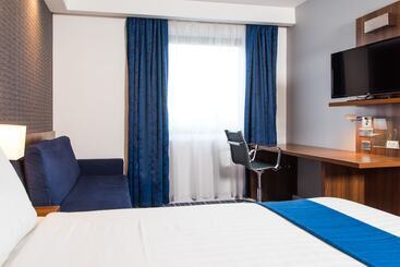 Отель Holiday Inn Express Tamworth By Ihg