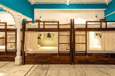 Отель Hostel Mantra