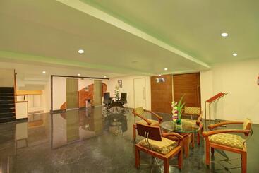 호텔 Monarch Luxur   Infantry Road