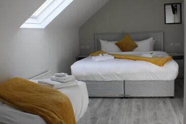 مبيت وإفطار The Leitrim Inn And Blueway Lodge