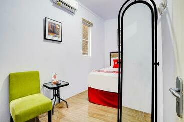 호텔 Oyo 90237 Ar 20 Guest House Syariah