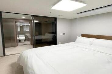 בית מלון כפרי Donghae Oceancity Residence