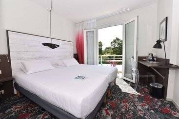 هتل Hôtel Kyriad La Rochelle Centre Ville