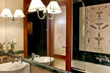 هتل Le Convivial Luxury Suites & Spa