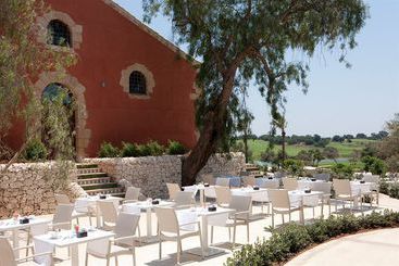 هتل Donnafugata Golf Resort & Spa