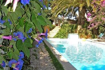 Отель Uma Casa A Beira Sol