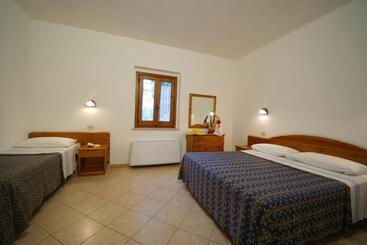 ホテル Villaggio Torre Ruffa Robinson