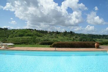 هتل Castellare Di Tonda