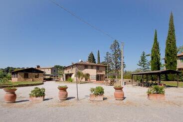 هتل Castellare Di Tonda