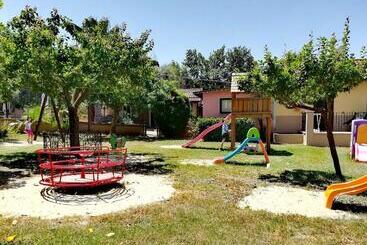 בית מלון כפרי Costa Degli Dei Resort