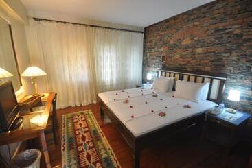 El Vino Hotel & Suites