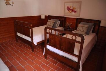 تختخواب و صبحانه Os Agostos