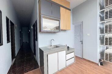 Отель Oyo 90527 Homestay 81 Baloi A