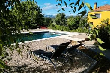 مبيت وإفطار Casa Cholavila