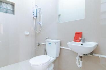 Отель Reddoorz Plus Near Tambo Paranaque