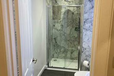 פנסיון Adrian S Guest House