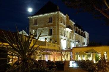 Отель Grand Hôtel De Courtoisville