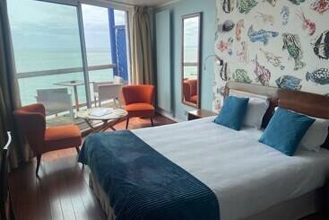 Logis Hotel   La Petite Rade