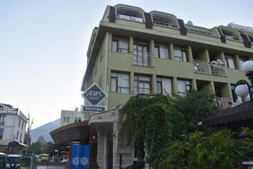 פנסיון Ares City