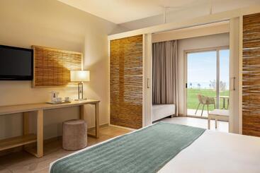 אתר נופש Ramada Hotel & Suites By Wyndham Ayia Napa