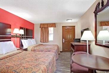 בית מלון כפרי Days Inn By Wyndham Ridgefield Nj