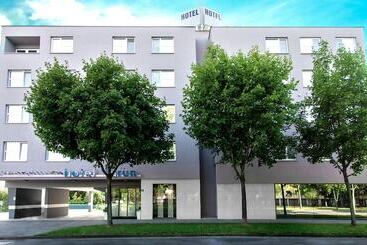 בית מלון כפרי Jarun