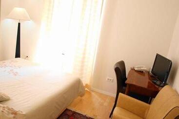 Отель Miro Studio Apartments