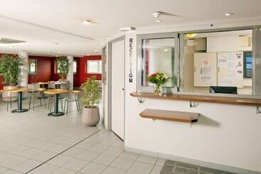 בית מלון כפרי Séjours & Affaires Poitiers Lamartine